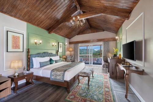 1 dormitorio con 1 cama y TV de pantalla plana en juSTa Birding Resort & Spa - Best Dhauladhar View Resort, en Dharamshala