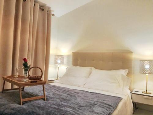 um quarto com uma cama, 2 candeeiros e uma mesa em 2 bedrooms apartement with lake view furnished balcony and wifi at Porto no Porto