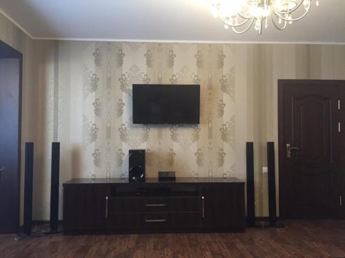 Μια τηλεόραση ή/και κέντρο ψυχαγωγίας στο apartment Tashkent 1 bedroom