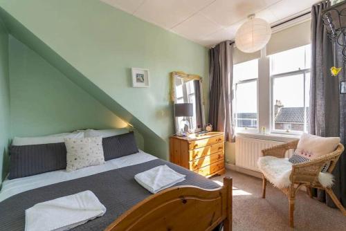 sypialnia z łóżkiem, krzesłem i oknem w obiekcie McHoppity House Crail, Sleeps 6, Free Parking w mieście Crail