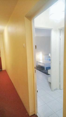 un couloir avec une chambre dotée d'un lit dans l'établissement Appartement d'une chambre avec terrasse et wifi a Les Pavillons sous Bois, à Les Pavillons-sous-Bois