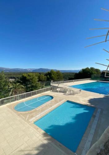 une image de deux piscines sur un patio dans l'établissement Superbe 3pièces, balcon, garage, clim, piscine, à Mougins