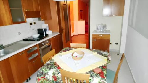Cuisine ou kitchenette dans l'établissement One bedroom apartement with balcony at Villastellone