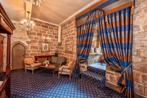 Χώρος καθιστικού στο Langley Castle Hotel