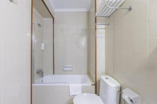 een badkamer met een bad, een toilet en een wastafel bij Itaca Colón by Soho Boutique in Córdoba
