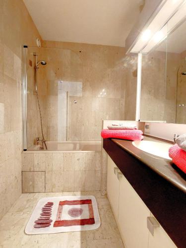 une salle de bain avec une douche, un lavabo et une baignoire dans l'établissement Cannes Rue d'Antibes - 2 Minutes walk from Beach, Palais des Festivals, Boulevard de la Croisette - Free Parking - Studio Gray d'Albion, à Cannes