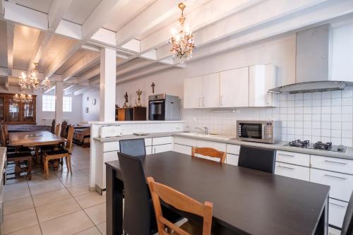 Kuchyň nebo kuchyňský kout v ubytování ApartHotel François 1er 14eme