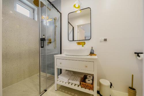 a bathroom with a sink and a shower at Morze snów- dom z prywatnym ogrodem in Dębki