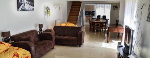 維特里勒弗朗索瓦的住宿－莫亞特度假屋，客厅配有沙发和椅子