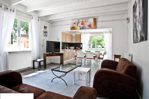 a living room with a couch and a table at Gîte les Moignottes in Vitry-le-François