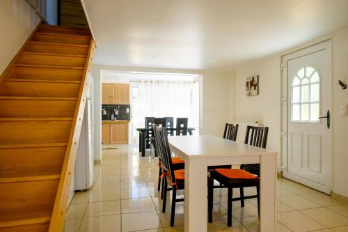 une cuisine et une salle à manger avec une table et des chaises dans l'établissement Gîte les Moignottes, à Vitry-le-François