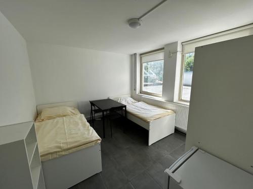 a room with a bed and a desk and a window at Monteurunterkunft Schwaig in Schwaig bei Nürnberg