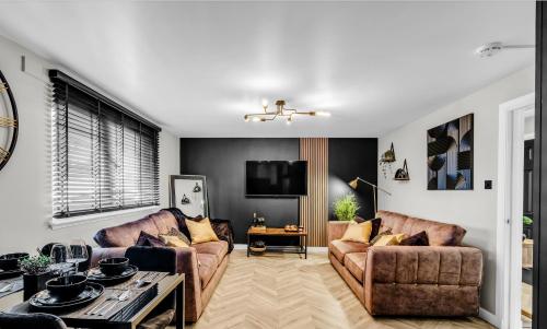 a living room with two couches and a tv at FreeParking-City Centre-Comfy-No LEZ zone-High Spec in Aberdeen