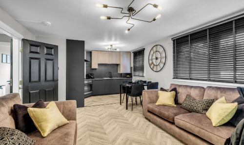 a living room with a couch and a kitchen at FreeParking-City Centre-Comfy-No LEZ zone-High Spec in Aberdeen