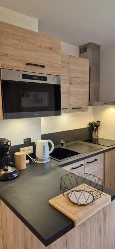 une cuisine avec un comptoir avec une cuisinière et un four dans l'établissement Appartement le Mont de Grange, à Châtel