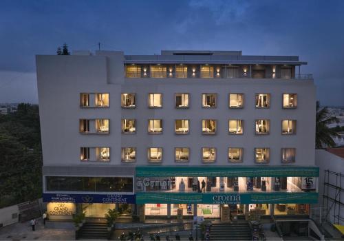 um grande edifício branco com luzes acesas em Grand Continent Hosur A Sarovar Portico Affiliate Hotel em Hosur