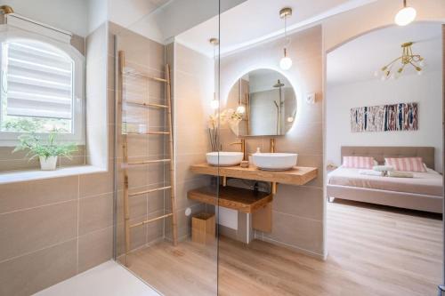 La salle de bains est pourvue d'un lavabo et d'un miroir. dans l'établissement Villa vue mer et pinède, à Bandol