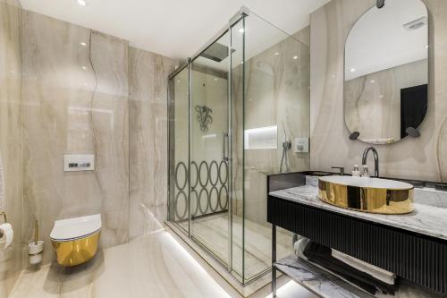 ein Bad mit einem Waschbecken und einer Dusche in der Unterkunft Piccadilly Green Park Apartment in London