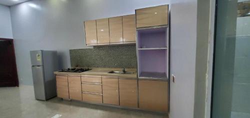 a kitchen with a sink and a refrigerator at استراحات توليب أبها in Qāʼid