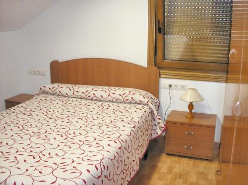 ア・グアルダにある2 bedrooms apartement with sea view at A Guarda 1 km away from the beachのベッドルーム1室(ベッド1台、ランプ付きテーブル付)
