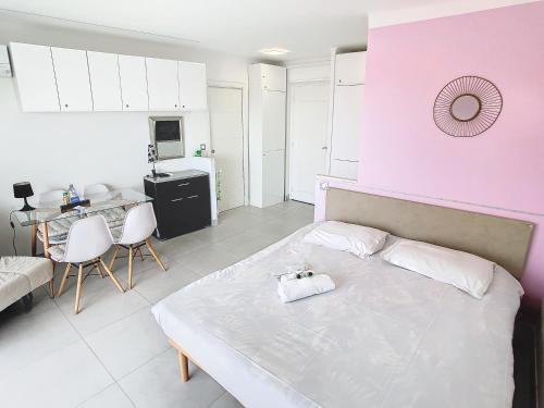 Lovely, modern studio with sea view 117