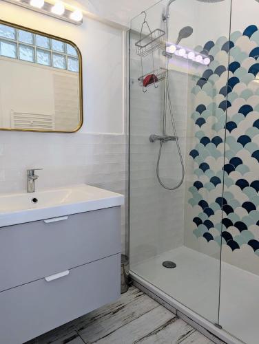 une salle de bain avec douche et lavabo dans l'établissement Ile d oléron Vertbois, Villa Bois Piscine et mer, à Dolus-d'Oléron