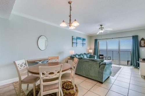 een woonkamer met een bank en een tafel bij Crystal Shores West 202 in Gulf Shores