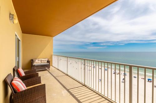 een balkon met uitzicht op het strand bij Crystal Shores West 202 in Gulf Shores