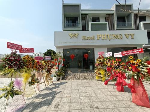 kilka kwiatów przed budynkiem w obiekcie Khách Sạn Phụng Vy w mieście Ap Rạch Soi