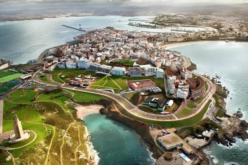 eine Luftansicht einer Stadt auf dem Meer in der Unterkunft 3 bedrooms apartement at A Coruna 200 m away from the beach with wifi in A Coruña
