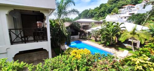 - une vue extérieure sur une maison avec une piscine dans l'établissement Résidence Kambana, à Nosy Be