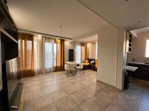 un salon avec un canapé et une table dans l'établissement Chez Nata, à Rouen