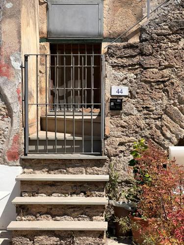 a window with a gate on the side of a building at La Maisonette di Paestum - Vicino ai Templi & Wi-Fi gratuito in Paestum