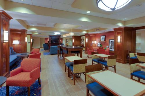 Χώρος καθιστικού στο Hampton Inn Warrenton, Va