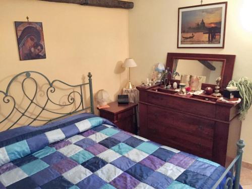 una camera con letto, cassettiera e specchio di 2 bedrooms apartement with private pool furnished terrace and wifi at Giugliano in Campania 5 km away from the beach a Giugliano in Campania