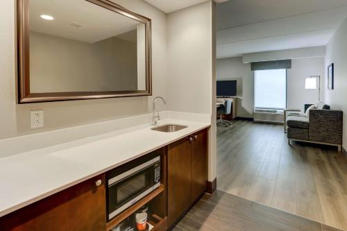 eine Küche mit einem Waschbecken und einem Spiegel in der Unterkunft Hampton Inn and Suites Rome, GA in Rome