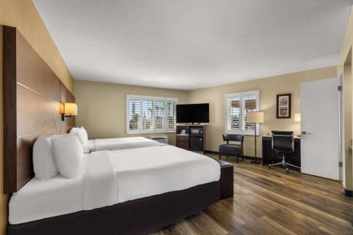 a bedroom with a large white bed and a desk at Comfort Inn San Diego Airport At The Harbor in San Diego