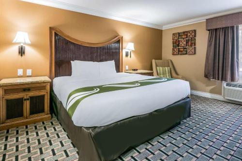 una habitación de hotel con una cama grande y una silla en Quality Inn & Suites Atlanta Airport South, en Atlanta