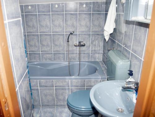 Bathroom sa One bedroom apartement at Prvic Luka 1 m away from the beach with sea view furnished terrace and wifi