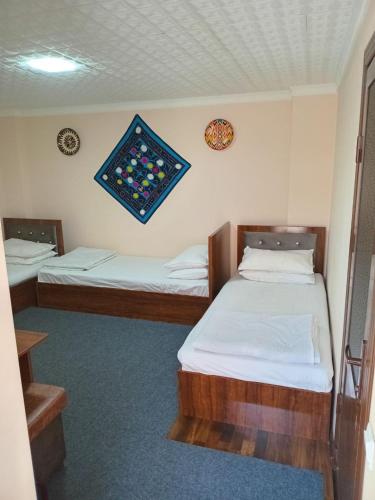 Llit o llits en una habitació de RAXMATJON Hotel