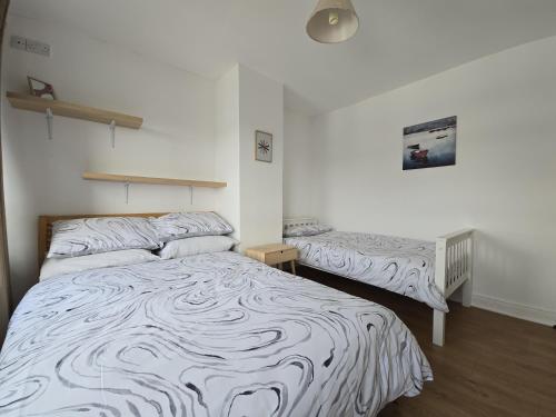 um quarto com duas camas num quarto em No 2 Atlantic View Ballyshannon em Ballyshannon