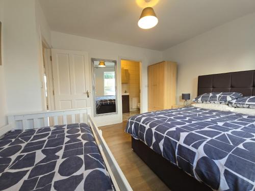 Postel nebo postele na pokoji v ubytování Wild Atlantic Way - Retreat - Sleeps 12