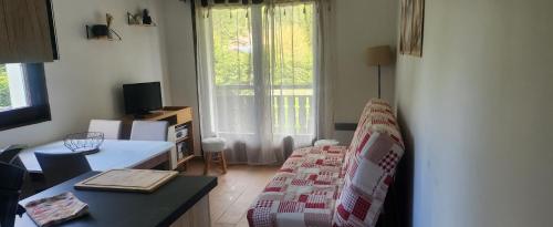 un salon avec un canapé et une table dans l'établissement Appartement le Mont de Grange, à Châtel
