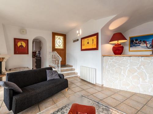 un salon avec un canapé et un escalier dans l'établissement Apartment Casa Marcelli by Interhome, à SantʼAntonino