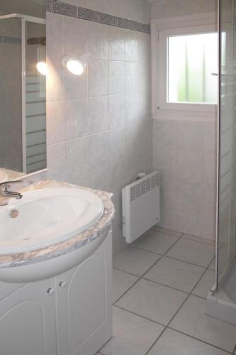 Ένα μπάνιο στο Holiday Home Bleue by Interhome