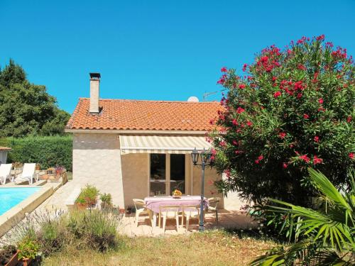 Πισίνα στο ή κοντά στο Holiday Home Bleue by Interhome