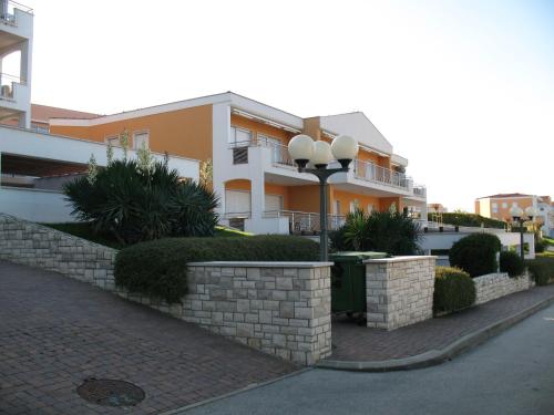 Budova, kde se aparthotel nachází