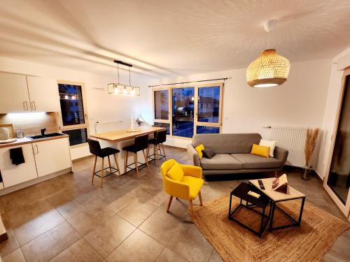 un salon avec un canapé et une table dans l'établissement Lyon Part-Dieu superbe appartement 2 chambres, à Lyon