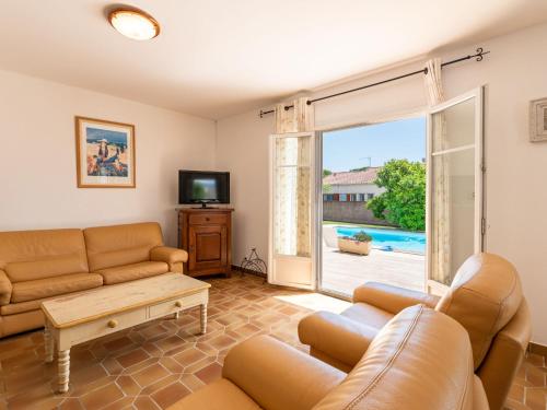 un salon avec un canapé et une télévision dans l'établissement Holiday Home Casella by Interhome, à Prunelli-di-Fiumorbo