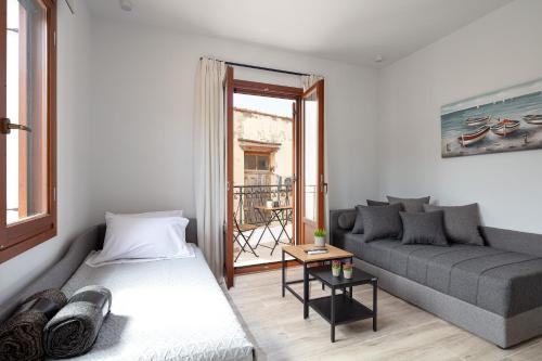 een woonkamer met een bank en een tafel bij Ebenus Residence in Rethimnon